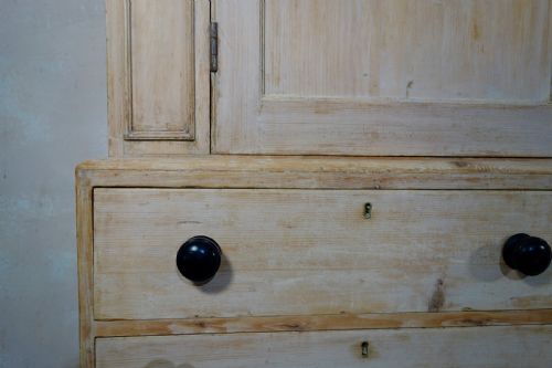 AN ANTIQUE 19TH CENTURY BLEACHED HOUSEKEEPERS CUPBOARD DRAWERS - ADDITIONAL PHOTO 13