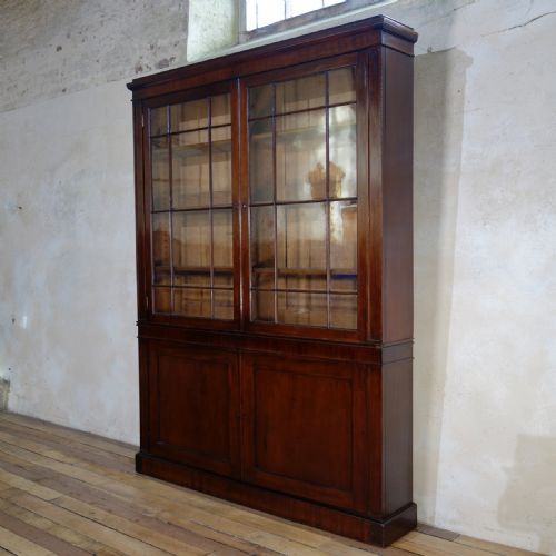 A LARGE NARROW THIN GEORGIAN MAHOGANY GLAZED BOOKCASE - ADDITIONAL PHOTO 3