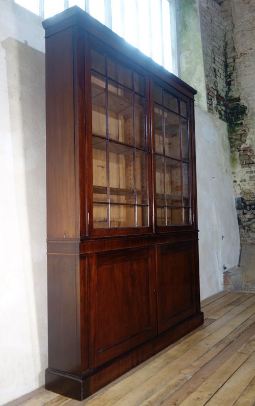 A LARGE NARROW THIN GEORGIAN MAHOGANY GLAZED BOOKCASE - ADDITIONAL PHOTO 2