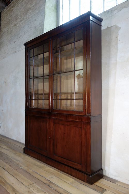 A LARGE NARROW THIN GEORGIAN MAHOGANY GLAZED BOOKCASE - ADDITIONAL PHOTO 4