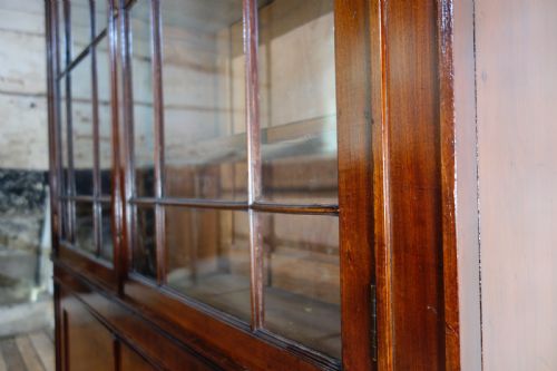 A LARGE NARROW THIN GEORGIAN MAHOGANY GLAZED BOOKCASE - ADDITIONAL PHOTO 10