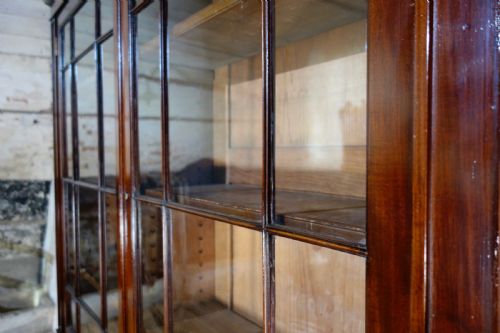 A LARGE NARROW THIN GEORGIAN MAHOGANY GLAZED BOOKCASE - ADDITIONAL PHOTO 11