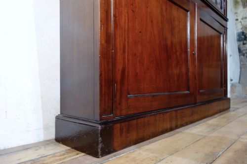 A LARGE NARROW THIN GEORGIAN MAHOGANY GLAZED BOOKCASE - ADDITIONAL PHOTO 12