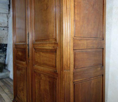AN EXTREMELY LARGE FRENCH 18TH CENTURY LOUIS XVI WALNUT ARMOIRE WARDROBE CUPBOARD - ADDITIONAL PHOTO 4