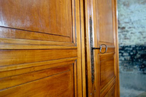 AN EXTREMELY LARGE FRENCH 18TH CENTURY LOUIS XVI WALNUT ARMOIRE WARDROBE CUPBOARD - ADDITIONAL PHOTO 8