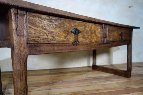 A LARGE 17TH CENTURY SPANISH CHESTNUT SERVING IBERIAN TABLE - ADDITIONAL PHOTO 1