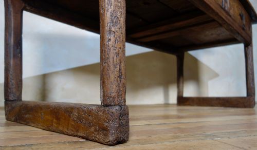 A LARGE 17TH CENTURY SPANISH CHESTNUT SERVING IBERIAN TABLE - ADDITIONAL PHOTO 4