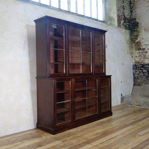 A REGENCY MAHOGANY GLAZED LIBRARY BOOKCASE PARCELGILT - ADDITIONAL PHOTO 3