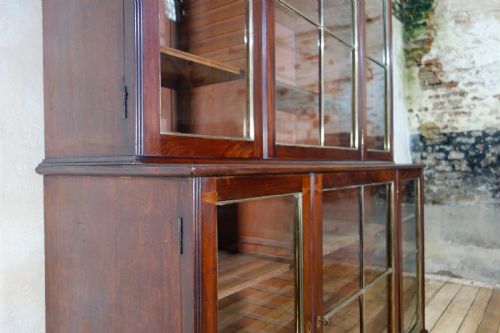 A REGENCY MAHOGANY GLAZED LIBRARY BOOKCASE PARCELGILT - ADDITIONAL PHOTO 4