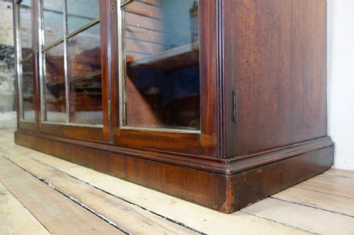 A REGENCY MAHOGANY GLAZED LIBRARY BOOKCASE PARCELGILT - ADDITIONAL PHOTO 8
