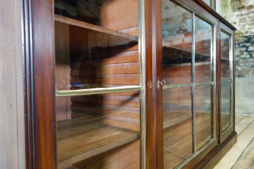 A REGENCY MAHOGANY GLAZED LIBRARY BOOKCASE PARCELGILT - ADDITIONAL PHOTO 9