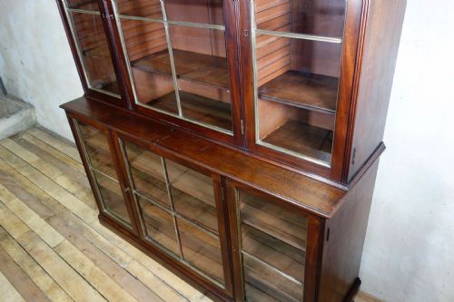 A REGENCY MAHOGANY GLAZED LIBRARY BOOKCASE PARCELGILT - ADDITIONAL PHOTO 12