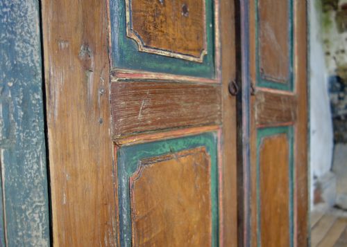 A SMALL 19TH CENTURY FOLK ART PAINTED CUPBOARD - ADDITIONAL PHOTO 4
