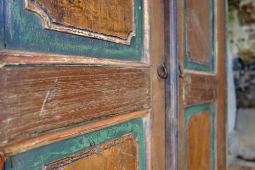 A SMALL 19TH CENTURY FOLK ART PAINTED CUPBOARD - ADDITIONAL PHOTO 6