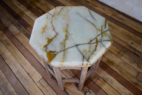 A 19TH CENTURY BLEACHED OAK OCTAGONAL SIDE TABLE ONYX TOP - ADDITIONAL PHOTO 5