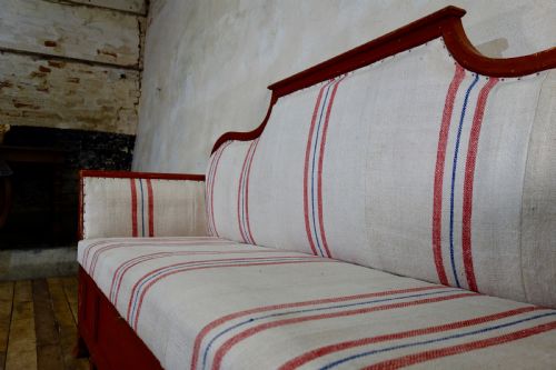 19TH CENTURY PAINTED GUSTAVIAN SOFA IN ORIGINAL FALU RED PAINT - ADDITIONAL PHOTO 3