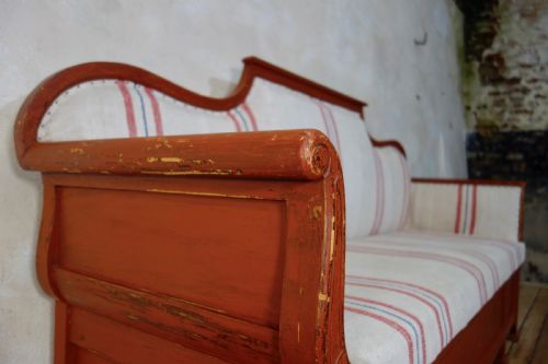 19TH CENTURY PAINTED GUSTAVIAN SOFA IN ORIGINAL FALU RED PAINT - ADDITIONAL PHOTO 4