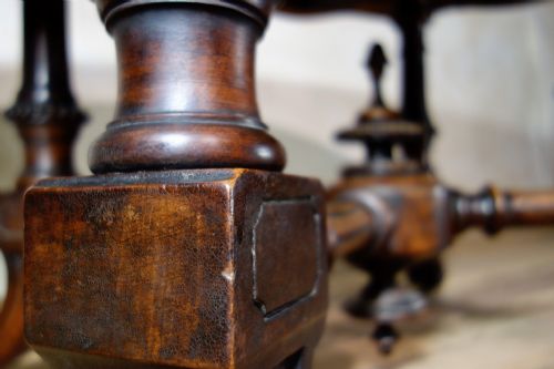 A 19TH CENTURY OVAL BURR WALNUT BREAKFAST DINING TABLE - ADDITIONAL PHOTO 4