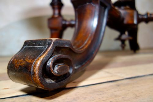 A 19TH CENTURY OVAL BURR WALNUT BREAKFAST DINING TABLE - ADDITIONAL PHOTO 5