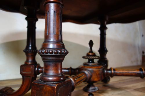 A 19TH CENTURY OVAL BURR WALNUT BREAKFAST DINING TABLE - ADDITIONAL PHOTO 6