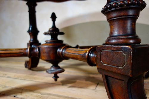 A 19TH CENTURY OVAL BURR WALNUT BREAKFAST DINING TABLE - ADDITIONAL PHOTO 7