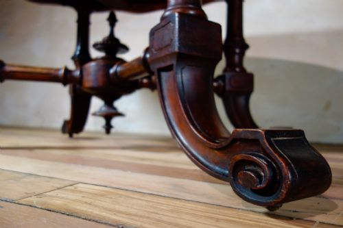 A 19TH CENTURY OVAL BURR WALNUT BREAKFAST DINING TABLE - ADDITIONAL PHOTO 10