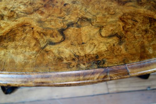 A 19TH CENTURY OVAL BURR WALNUT BREAKFAST DINING TABLE - ADDITIONAL PHOTO 11