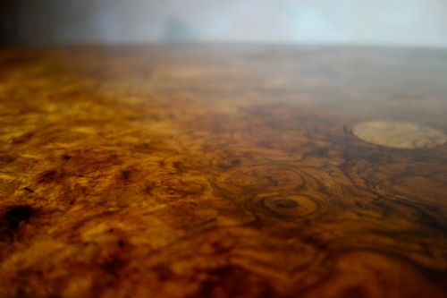 A 19TH CENTURY OVAL BURR WALNUT BREAKFAST DINING TABLE - ADDITIONAL PHOTO 12