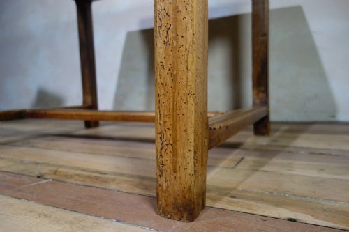 AN 18TH CENTURY FRENCH FRUITWOOD PROVINCIAL EXTENDING FARMHOUSE TABLE - ADDITIONAL PHOTO 1