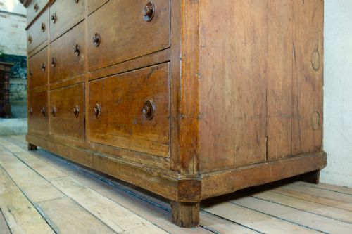 A MONUMENTAL 19TH CENTURY ITALIAN BANK OF DRAWERS SIDEBOARD - ADDITIONAL PHOTO 10