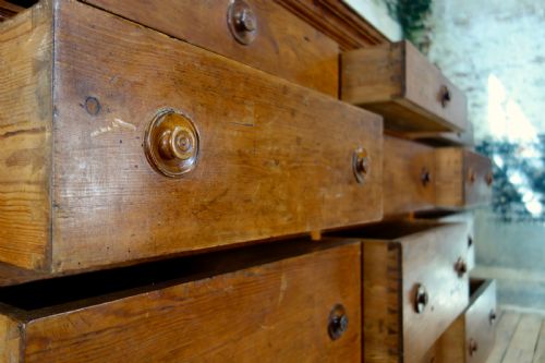 A MONUMENTAL 19TH CENTURY ITALIAN BANK OF DRAWERS SIDEBOARD - ADDITIONAL PHOTO 11