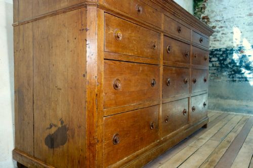 A MONUMENTAL 19TH CENTURY ITALIAN BANK OF DRAWERS SIDEBOARD - ADDITIONAL PHOTO 12