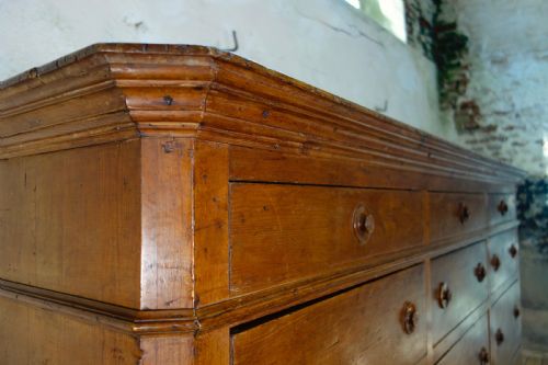 A MONUMENTAL 19TH CENTURY ITALIAN BANK OF DRAWERS SIDEBOARD - ADDITIONAL PHOTO 14