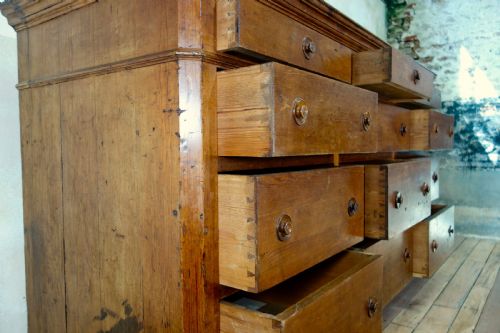 A MONUMENTAL 19TH CENTURY ITALIAN BANK OF DRAWERS SIDEBOARD - ADDITIONAL PHOTO 15