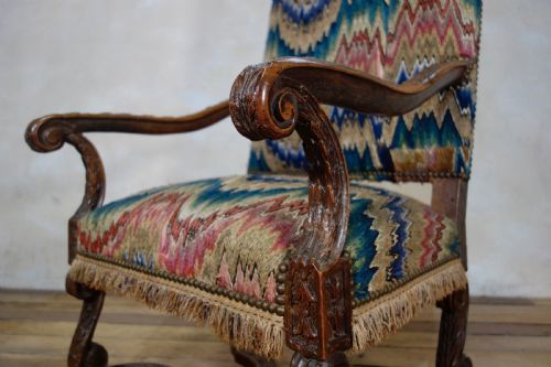 17TH CENTURY WALNUT OPEN ARMCHAIR NATIONAL TRUST IN POINTE D'HONGERIE NEEDLEWORK - ADDITIONAL PHOTO 2