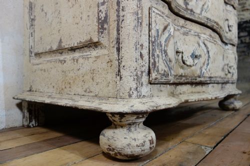 AN ORIGINAL PAINTED FRENCH SERPENTINE COMMODE CHEST OF DRAWERS - ADDITIONAL PHOTO 1
