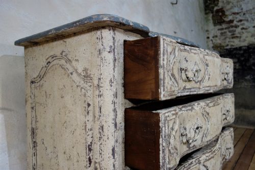 AN ORIGINAL PAINTED FRENCH SERPENTINE COMMODE CHEST OF DRAWERS - ADDITIONAL PHOTO 2