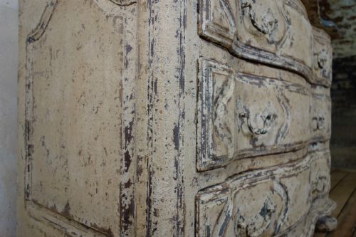 AN ORIGINAL PAINTED FRENCH SERPENTINE COMMODE CHEST OF DRAWERS - ADDITIONAL PHOTO 4