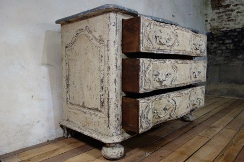 AN ORIGINAL PAINTED FRENCH SERPENTINE COMMODE CHEST OF DRAWERS - ADDITIONAL PHOTO 5
