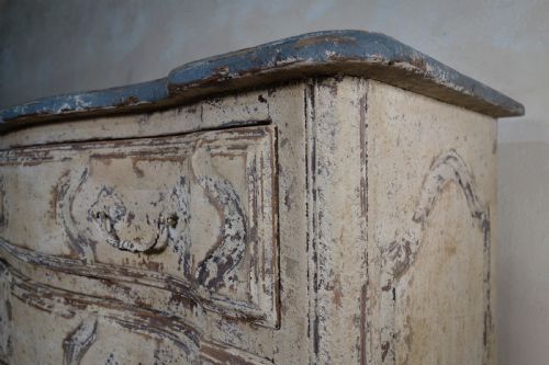 AN ORIGINAL PAINTED FRENCH SERPENTINE COMMODE CHEST OF DRAWERS - ADDITIONAL PHOTO 6