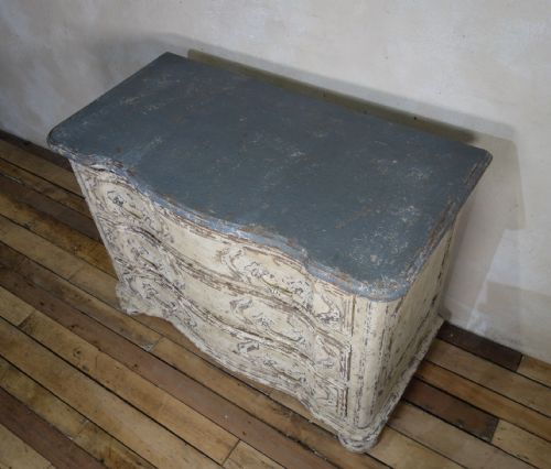 AN ORIGINAL PAINTED FRENCH SERPENTINE COMMODE CHEST OF DRAWERS - ADDITIONAL PHOTO 7