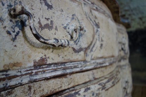 AN ORIGINAL PAINTED FRENCH SERPENTINE COMMODE CHEST OF DRAWERS - ADDITIONAL PHOTO 11