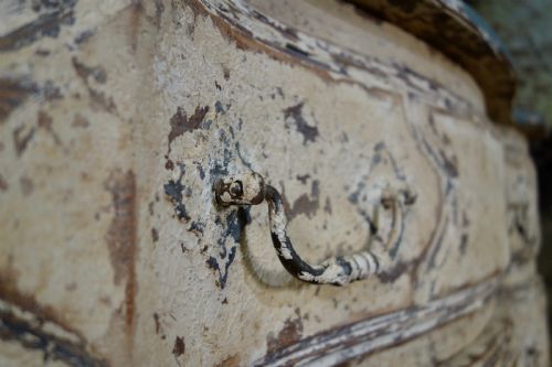 AN ORIGINAL PAINTED FRENCH SERPENTINE COMMODE CHEST OF DRAWERS - ADDITIONAL PHOTO 15