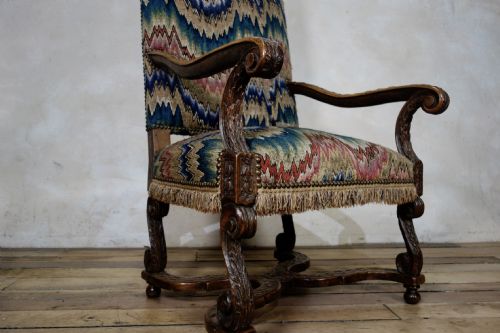 17TH CENTURY WALNUT OPEN ARMCHAIR NATIONAL TRUST IN POINTE D'HONGERIE NEEDLEWORK - ADDITIONAL PHOTO 3
