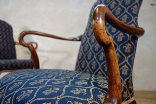 A PAIR OF EARLY 20TH CENTURY QUEEN ANNE UPHOLSTERED OPEN ARMCHAIRS SHEPHERD CROOK ARMS - ADDITIONAL PHOTO 1