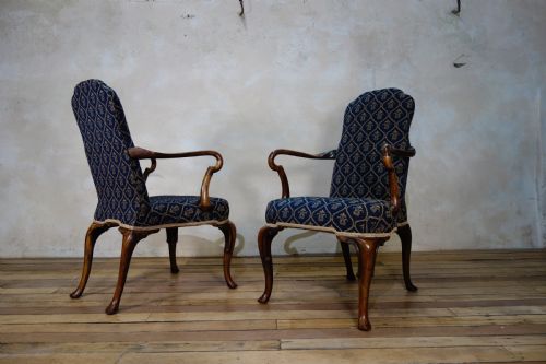 A PAIR OF EARLY 20TH CENTURY QUEEN ANNE UPHOLSTERED OPEN ARMCHAIRS SHEPHERD CROOK ARMS - ADDITIONAL PHOTO 5