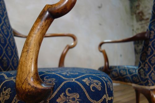 A PAIR OF EARLY 20TH CENTURY QUEEN ANNE UPHOLSTERED OPEN ARMCHAIRS SHEPHERD CROOK ARMS - ADDITIONAL PHOTO 8