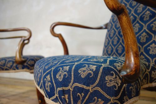 A PAIR OF EARLY 20TH CENTURY QUEEN ANNE UPHOLSTERED OPEN ARMCHAIRS SHEPHERD CROOK ARMS - ADDITIONAL PHOTO 10