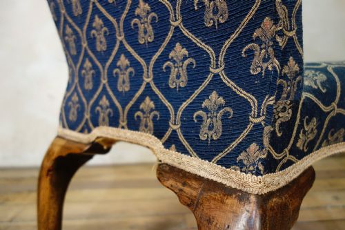 A PAIR OF EARLY 20TH CENTURY QUEEN ANNE UPHOLSTERED OPEN ARMCHAIRS SHEPHERD CROOK ARMS - ADDITIONAL PHOTO 11