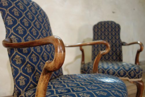 A PAIR OF EARLY 20TH CENTURY QUEEN ANNE UPHOLSTERED OPEN ARMCHAIRS SHEPHERD CROOK ARMS - ADDITIONAL PHOTO 13